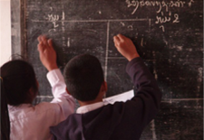 라오스 학생들이 칠판에 문제 푸는 이미지