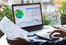 랩탑으로 회의 내용을 확인하는 이미지